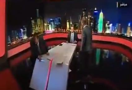 تراشق بأكواب المياه وشتائم على قناة الجزيرة